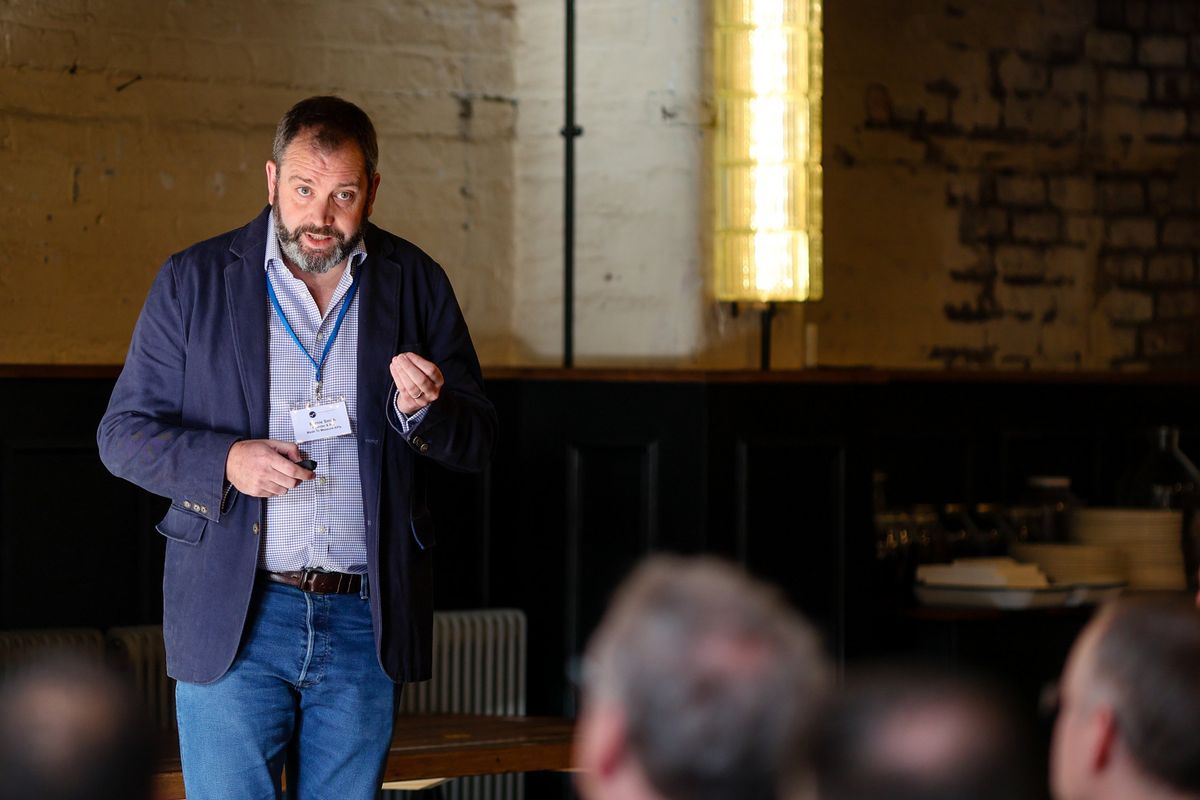 Bernie Smith spricht in einem Workshop